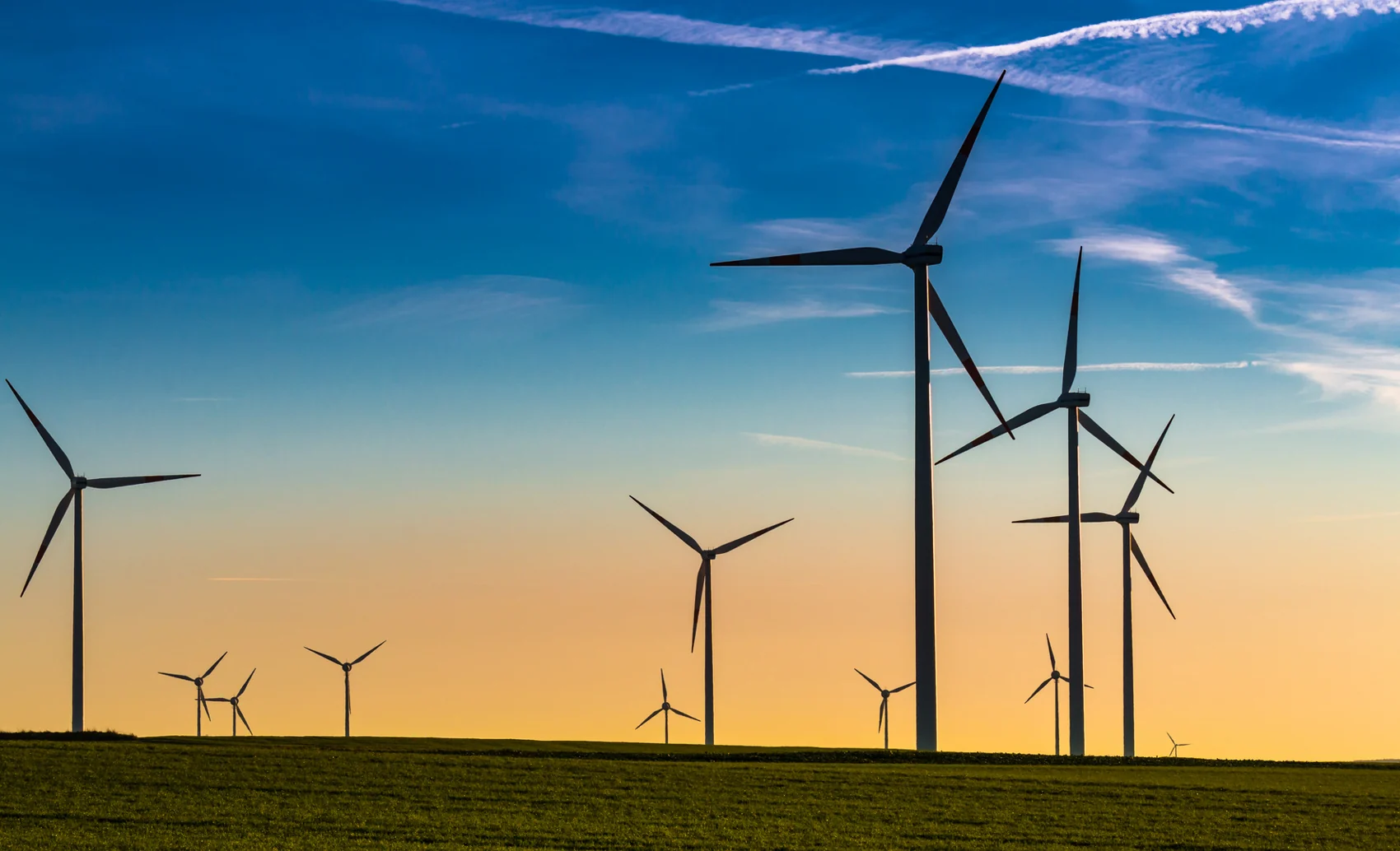 Windenergieanlagen bei Sonnenuntergang
