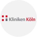 Logo der Kliniken Köln mit grafischen Elementen in Rot und Grau auf hellem Hintergrund.