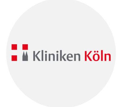 Logo der Kliniken Köln mit grafischen Elementen in Rot und Grau auf hellem Hintergrund.