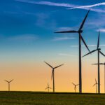 Windpark Bewachung Vergleich 2026, Windenergieanlagen im Abendlicht, blauer Himmel