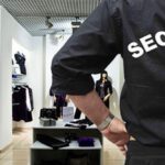 Sicherheitsdienst im Einzelhandel in NRW: Eine Person in schwarzer Uniform sichert den Bereich und unterstützt die Prävention gegen Diebstahl und Gewalt.