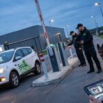 Mobiler Revierdienst von SecuConCept mit Sicherheitskräften, Diensthund und digitaler Dokumentation an einem Gewerbestandort.