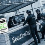 Sicherheitskräfte von SecuConCept kontrollieren digital dokumentierte Zugänge an einem gesicherten Betriebsgelände.