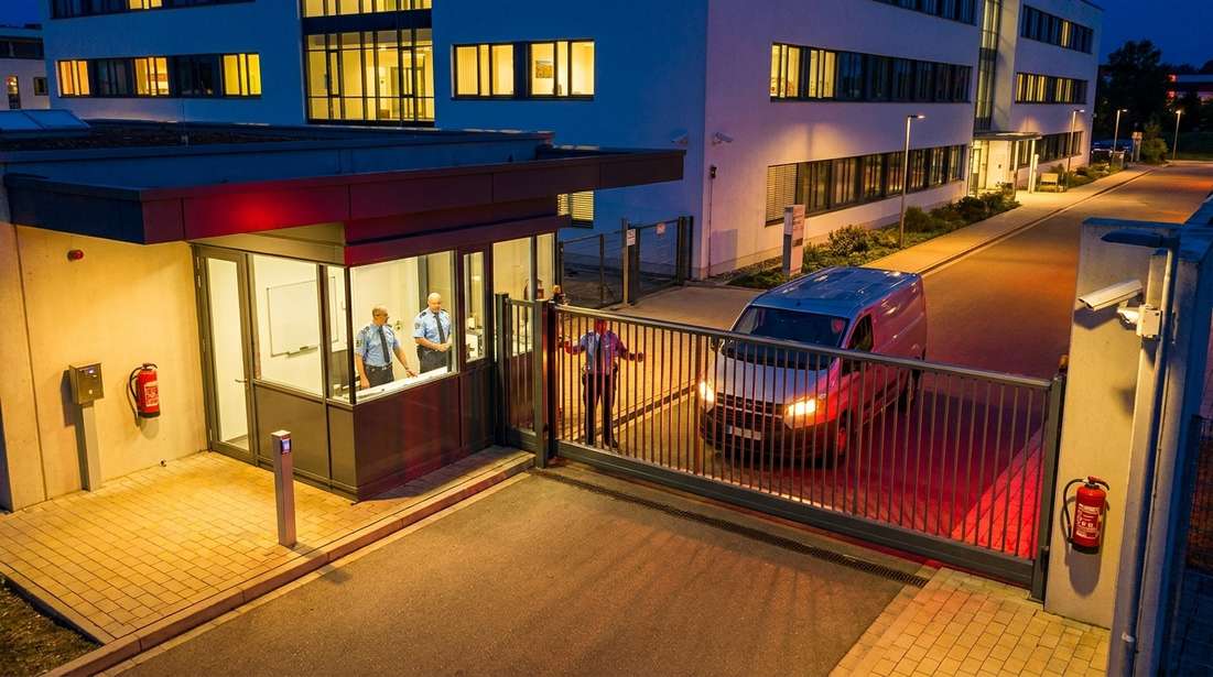 Sicherheitsmitarbeiter überwachen ein modernes Industriegebäude